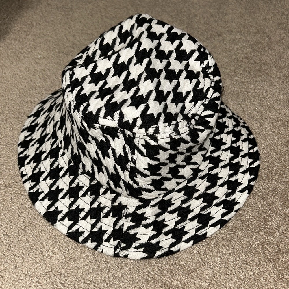 NWT Dew Edit Houndstooth Bucket Hat